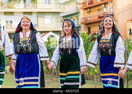 Thessaloniki, Griechenland - 21. September 2017: Gruppe der griechischen Folklore Tanz während der Erntezeit Stockfoto