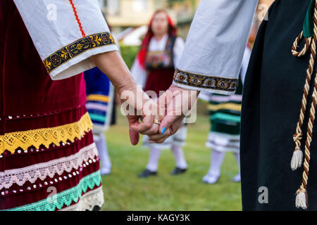 Thessaloniki, Griechenland - 21. September 2017: Gruppe der griechischen Folklore Tanz während der Erntezeit Stockfoto