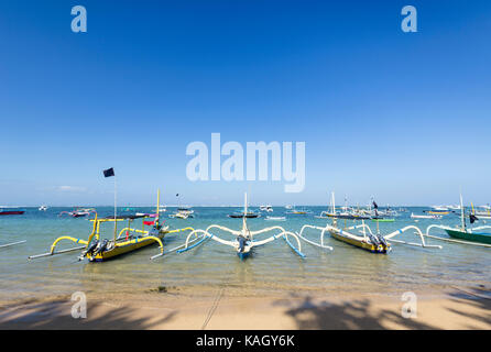 Traditionelle balinesische jukung Fischerboote am Strand von Sanur, Bali, Indonesien Stockfoto