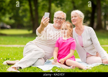 Senior Großeltern und Enkelin selfie Stockfoto