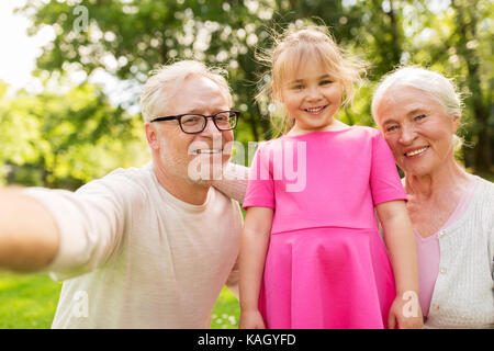 Senior Großeltern und Enkelin selfie Stockfoto