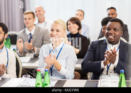 Die Leute applaudieren bei Business Konferenz Stockfoto