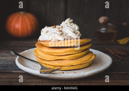 Kürbis Pfannkuchen mit Sahne stack serviert, Pekannuss und Zimt. Detailansicht, horizontal, getönten Bild Stockfoto