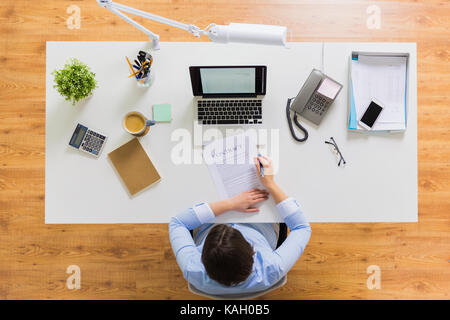 Geschäftsfrau, die Unterzeichnung der Vertragsurkunde im Büro Stockfoto