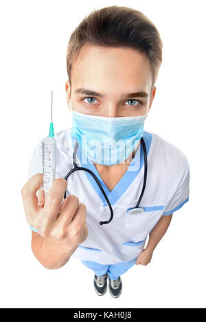 Weitwinkel Blick von oben auf die jungen Arzt maskierter Holding Spritze zur Injektion auf weißem Hintergrund Stockfoto