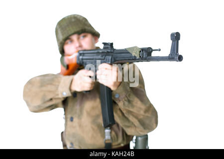 Soldat schießt Maschinenpistole auf weißem Hintergrund Stockfoto