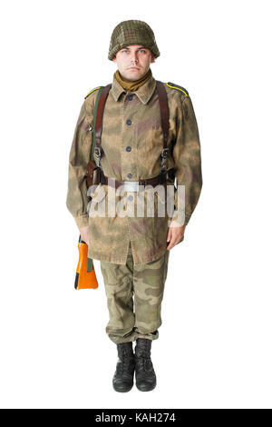 Portrait von Soldat stehend an Aufmerksamkeit auf weißem Hintergrund Stockfoto