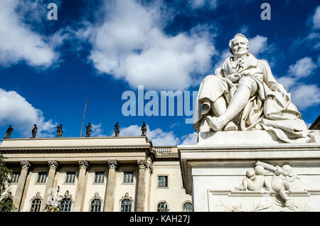 Berlin Deutschland Humboldt-Universität mit bewölkt blauer Himmel, Humboldt Denkmal Stockfoto