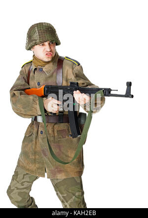 Soldat schießt Maschinenpistole auf weißem Hintergrund Stockfoto