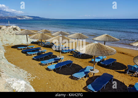 Strohgedeckten Sonnenschirmen am xsi Strand, Kefalonia, Ionische Inseln, Griechenland Stockfoto