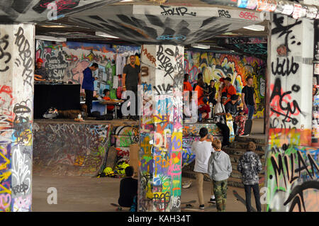 Besetzt bei den Skateboard Park an der Londoner South Bank. Übersicht viel Graffiti und Wall Art Stockfoto