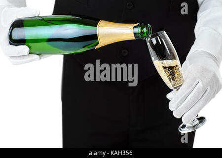Kellner gießt in Glas Champagner auf weißem Hintergrund Stockfoto