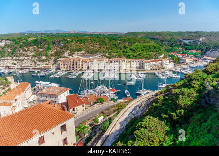 Ein Blick auf Bonifacio Hafen und Altstadt Stockfoto