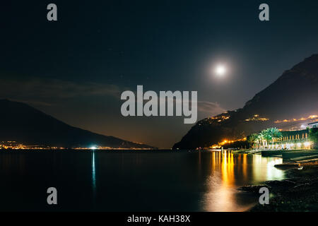 Vollmond über Nacht Dorf Limone am Gardasee. schöne Landschaftsfotos Stockfoto