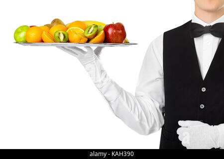 Porträt der jungen gutaussehenden Kellner Holding groß Fach voll mit frischem Obst auf weißem Hintergrund Stockfoto