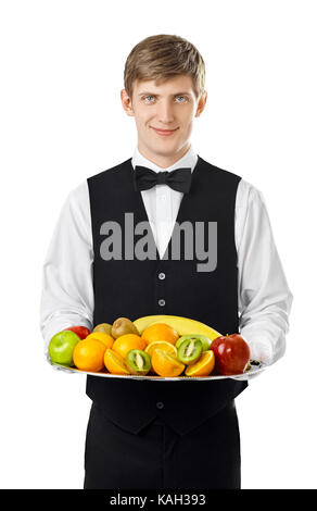 Porträt der jungen gutaussehenden Kellner Holding groß Fach voll mit frischem Obst auf weißem Hintergrund Stockfoto
