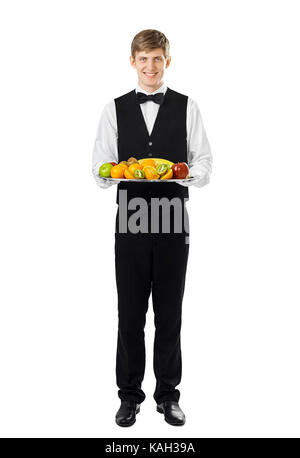 In voller Länge Porträt der jungen gutaussehenden Kellner Holding große Schale mit frischen Früchten auf weißem Hintergrund Stockfoto