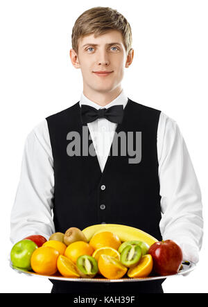 Porträt der jungen gutaussehenden Kellner Holding groß Fach voll mit frischem Obst auf weißem Hintergrund Stockfoto