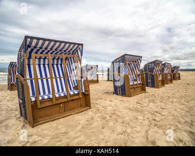 Leeren Strandkörben am Sandstrand in Ustka Resort, Ostsee, Polen klare Zeichen, dass der Sommer ist vorbei Stockfoto