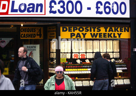 Großbritannien, London: Pfandleiher, Schecks eingelöst und Geschwindigkeit Darlehen. Wembley Central, London. 20.10.2008. Stockfoto