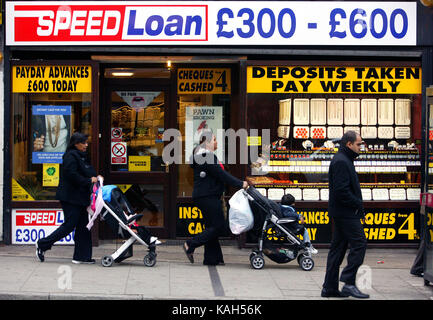 Großbritannien, London: Pfandleiher, Schecks eingelöst und Geschwindigkeit Darlehen. Wembley Central, London. 20.10.2008. Stockfoto