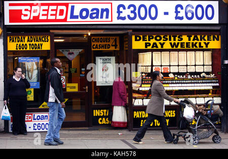 Großbritannien, London: Pfandleiher, Schecks eingelöst und Geschwindigkeit Darlehen. Wembley Central, London. 20.10.2008. Stockfoto