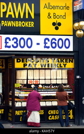 Großbritannien, London: Pfandleiher, Schecks eingelöst und Geschwindigkeit Darlehen. Wembley Central, London. 20.10.2008. Stockfoto