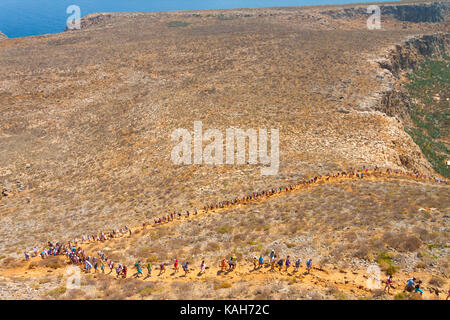 Menschen Klettern Die Hügel auf der Insel Gramvousa. Kreta, Griechenland Stockfoto