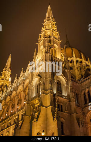 Ungarischen Parlament in Budapest, Nacht Foto Stockfoto