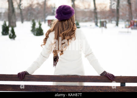Junge Frau mit langem Haar von hinten fotografiert. Stockfoto