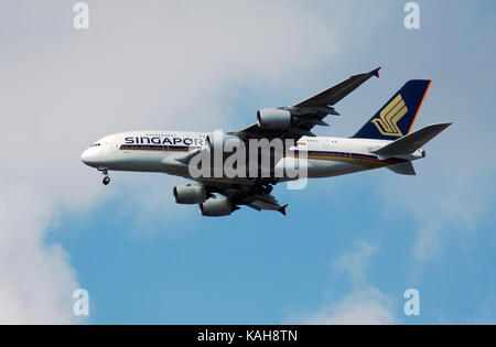 Singapore Airlines Airbus A380 9 V-SKR Fliegen über Südwesten London auf dem Weg zum Flughafen Heathrow Stockfoto