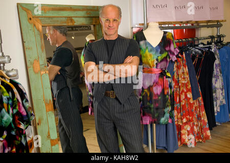 Roger Saul (Holding seinen ersten Mulberry Schöpfung, einen Aktenkoffer), Gründer der Maulbeere, in seinem neuen Retail Development in Kilver Court, Shepton Mallet. Stockfoto