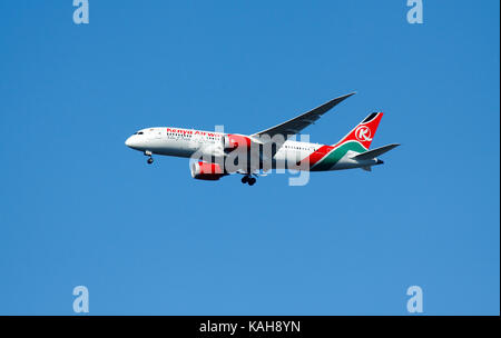 Kenya Airways Boeing 787 Dreamliner 5 Y-KZE Fliegen über Südwesten London auf dem Weg zum Flughafen Heathrow Stockfoto