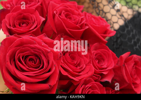 Witwe im Schleier mit Blumen Stockfoto