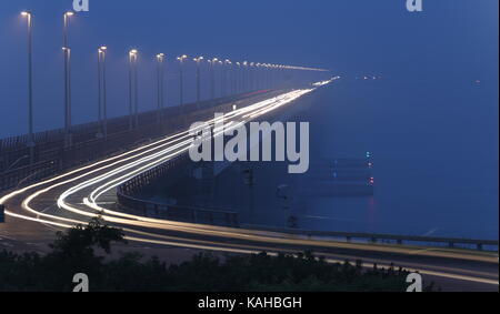 Leichte Wanderwege auf Tay Road Bridge auf einem nebligen Abend von Fife in Schottland September 2017 gesehen Stockfoto