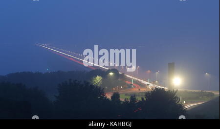 Leichte Wanderwege auf Tay Road Bridge auf einem nebligen Abend von Fife in Schottland September 2017 gesehen Stockfoto