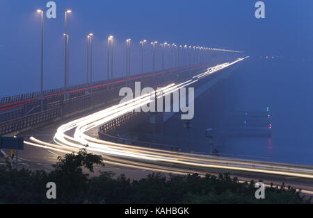 Leichte Wanderwege auf Tay Road Bridge auf einem nebligen Abend von Fife in Schottland September 2017 gesehen Stockfoto