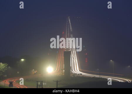 Leichte Wanderwege auf Tay Road Bridge auf einem nebligen Abend von Fife in Schottland September 2017 gesehen Stockfoto