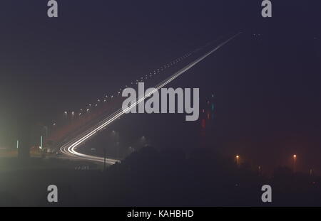 Leichte Wanderwege auf Tay Road Bridge auf einem nebligen Abend von Fife in Schottland September 2017 gesehen Stockfoto