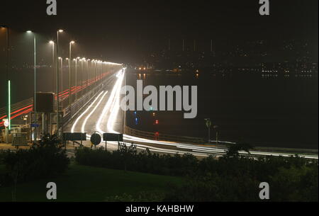 Leichte Wanderwege auf Tay Road Bridge auf einem nebligen Abend von Fife in Schottland September 2017 gesehen Stockfoto