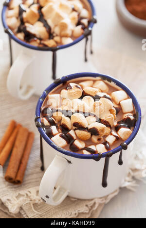 S' mores heiße Schokolade Mini Marshmallows Zimt Winter trinken Stockfoto