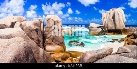 Beeindruckende Felsen in La Digue Island, Seychellen, Panoramaaussicht. Stockfoto