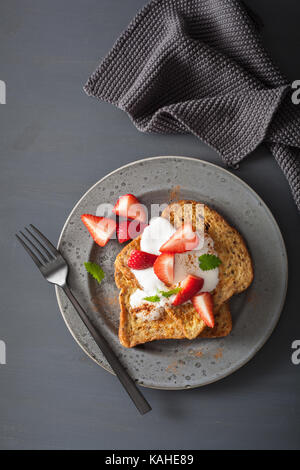 French Toast mit Joghurt und Erdbeeren zum Frühstück Stockfoto