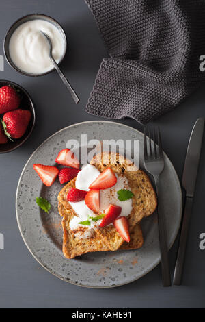 French Toast mit Joghurt und Erdbeeren zum Frühstück Stockfoto