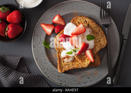 French Toast mit Joghurt und Erdbeeren zum Frühstück Stockfoto