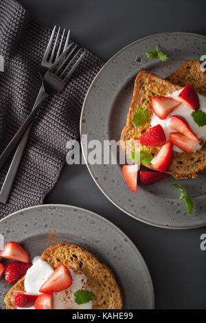 French Toast mit Joghurt und Erdbeeren zum Frühstück Stockfoto