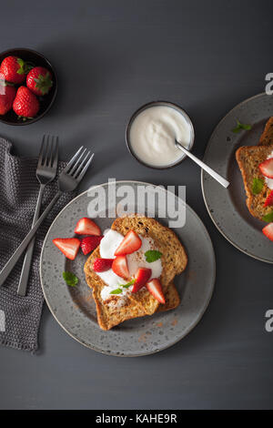 French Toast mit Joghurt und Erdbeeren zum Frühstück Stockfoto