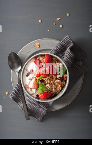 Müsli und Joghurt mit Samen und Erdbeeren zum Frühstück Stockfoto