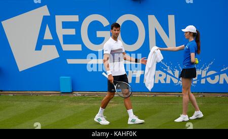 Novak Djokovic aus Serbien während seinem Match gegen Vasek Pospisil von Kanada am Tag sechs der Aegon International an der Devonshire Park, Eastbourne. 28 Jun 2017 Stockfoto