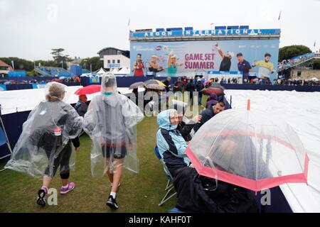 Zuschauer Schutz vor dem Regen in Eastbourne Tennis Stockfoto
